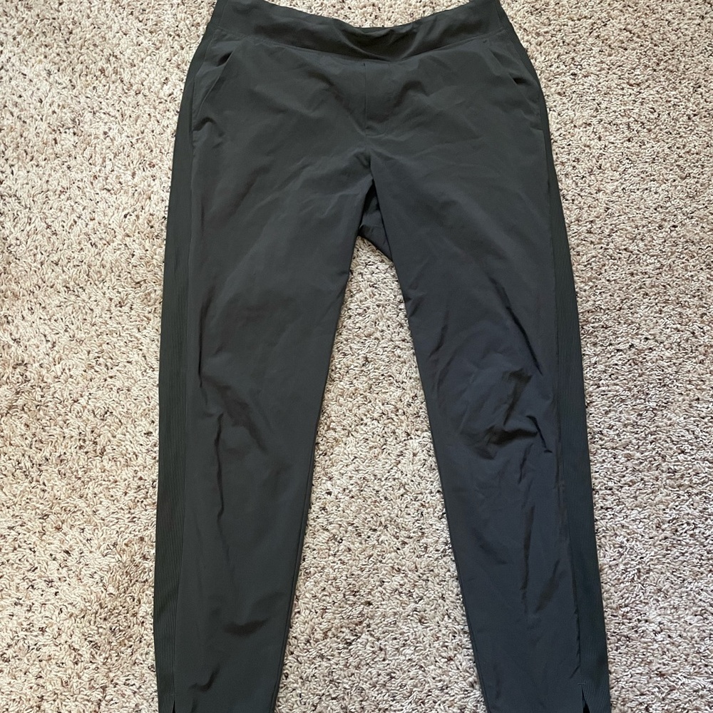 Athlete Brooklyn Ankle Pant in Olive